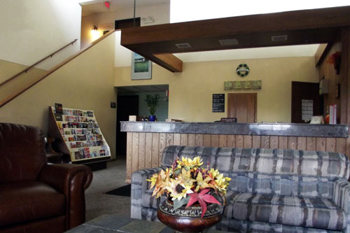 The front desk of the Shamrock Inn Hotel in Hutchinson, MN 55350